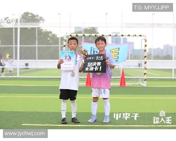 小龙足球明星的真实身份揭秘与成就分析