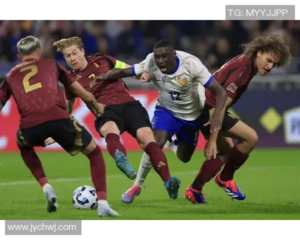 足球明星与女生的野外足球激情瞬间精彩图片分享