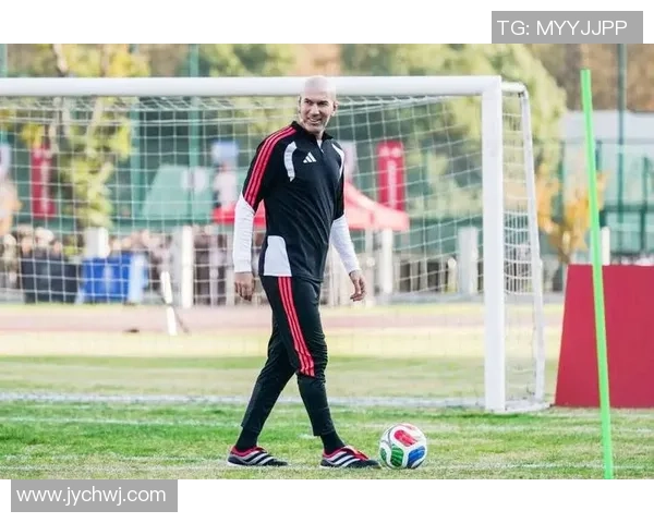 足球明星长袖T恤时尚潮流新选择尽显运动魅力与个性风范